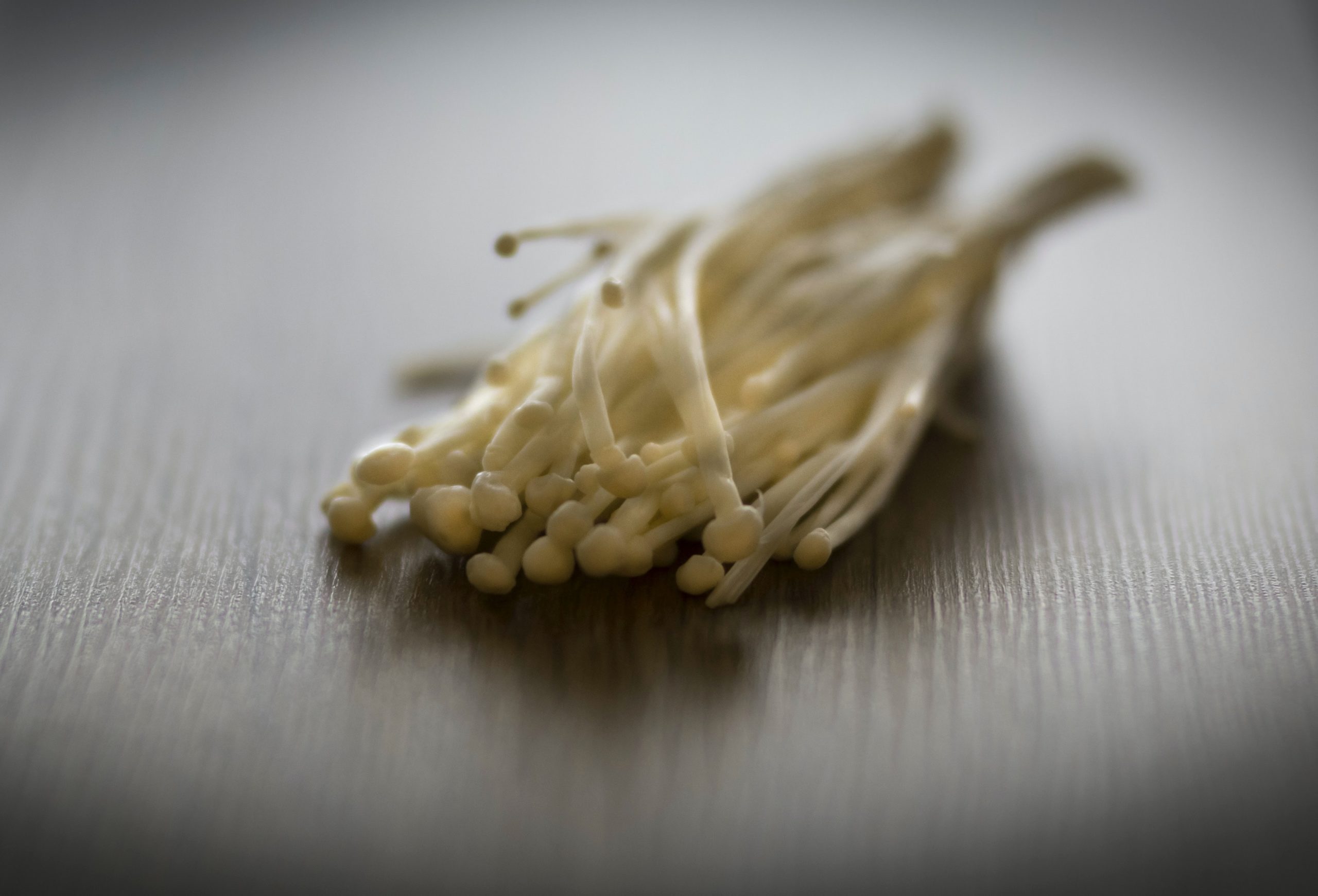 Jamur enoki terkontaminasi saat pengepakan dan penyimpanan