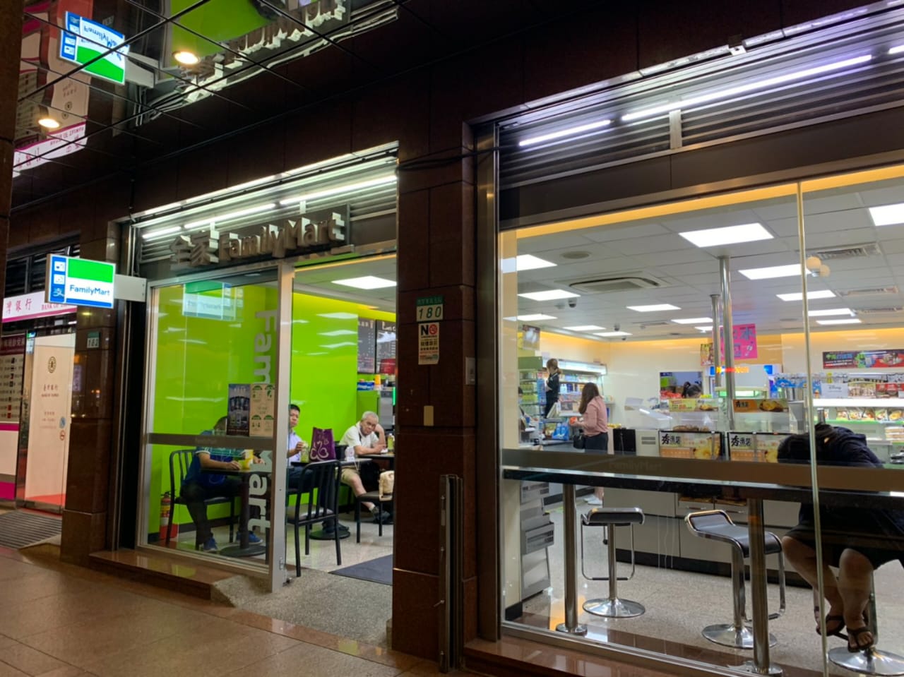 Minimarkets enliven Taiwanese life