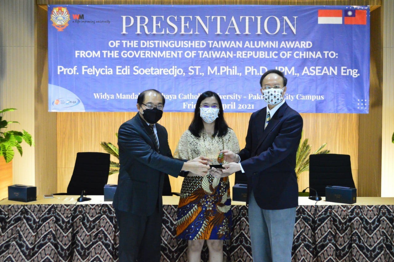 Indonesian professor receives distinguished alumni award from Taiwan