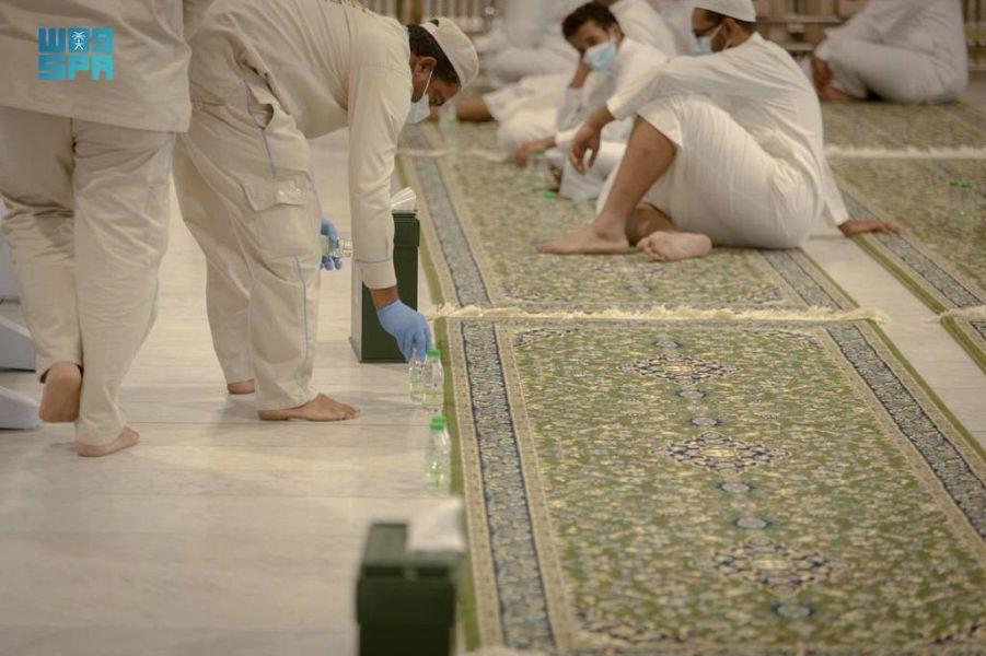 Presidency distributes over 1.2 million liters of Zamzam water at Grand Mosque