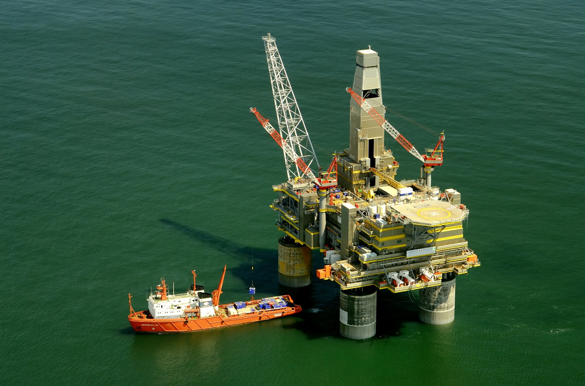 Minyak menguat dipicu ketegangan gas Rusia dan harapan stimulus China