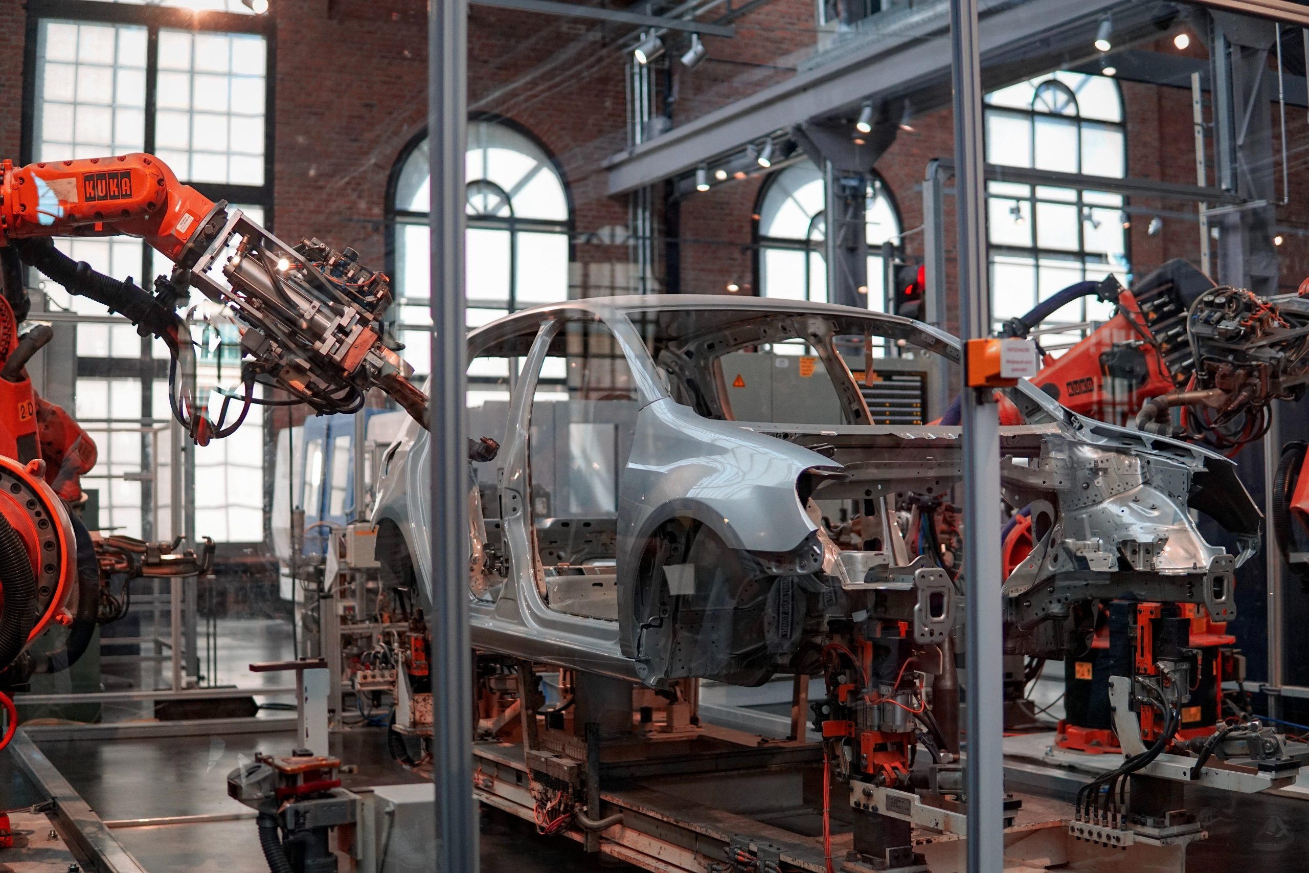 Tesla hentikan produksi di Shanghai karena masalah pasokan