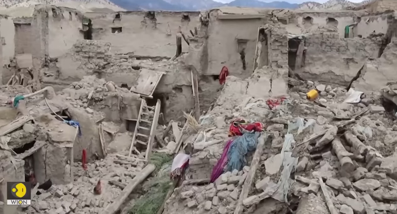 pencarian korban gempa afghanistan
