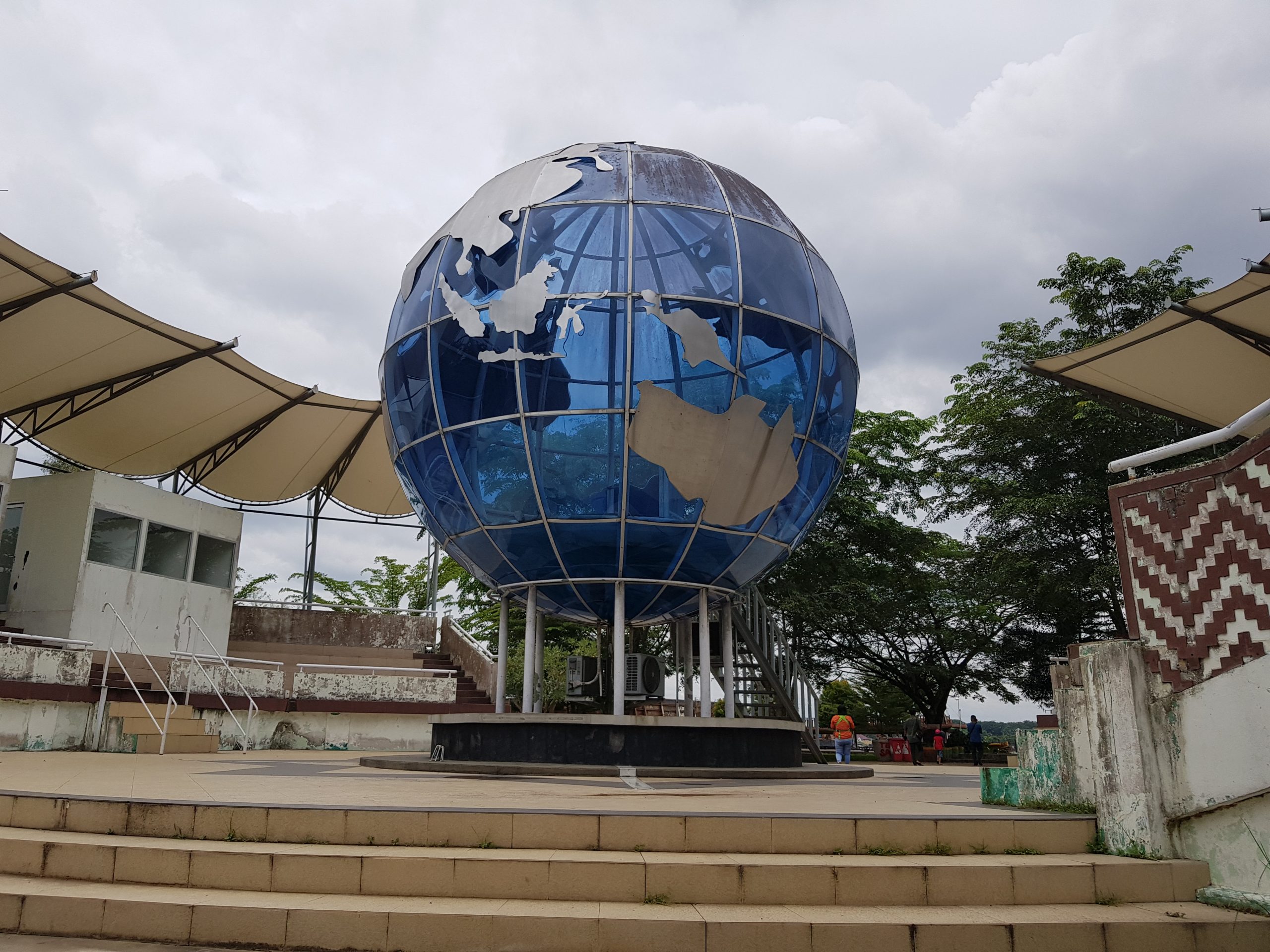 Garis lintang pada Tugu Khatulistiwa
