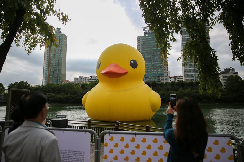 Bebek karet raksasa