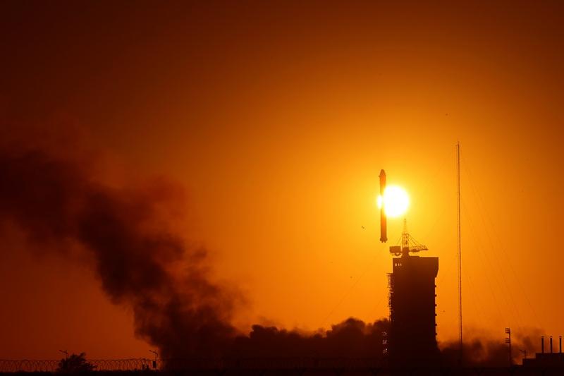 Satelit penjelajah matahari komprehensif