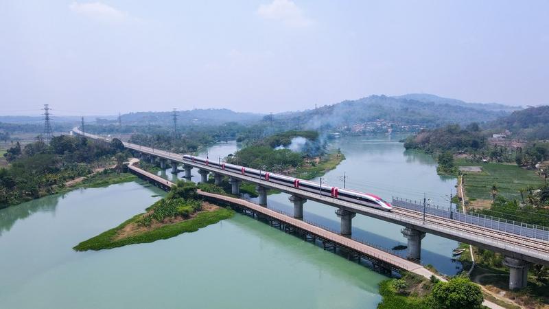 Masinis kereta cepat pertama