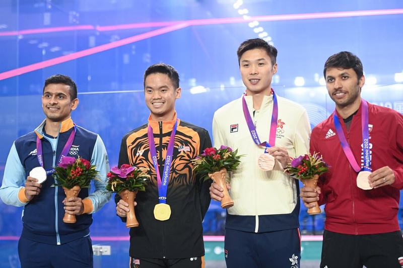 Menekuni cabang olahraga squash