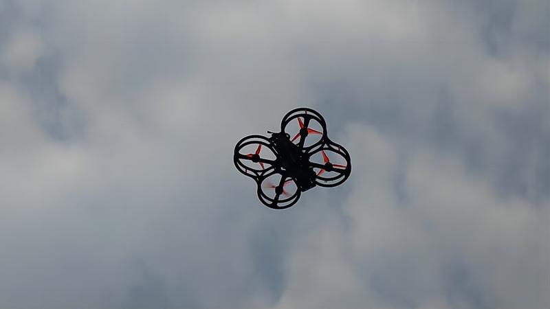 Drone dengan empat baling-baling