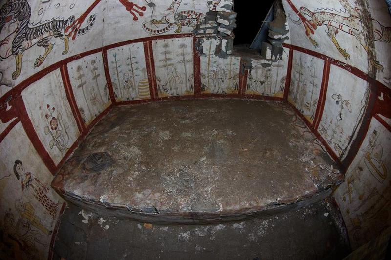 Makam batu bata berbilik