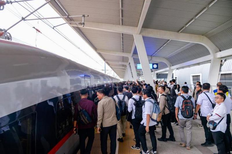 layanan kereta komuter Whoosh