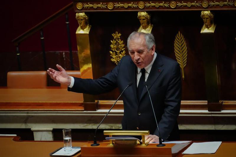 Bayrou kembali menggunakan kekuatan