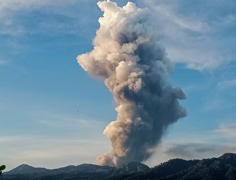 Gunung Dukono yang terletak