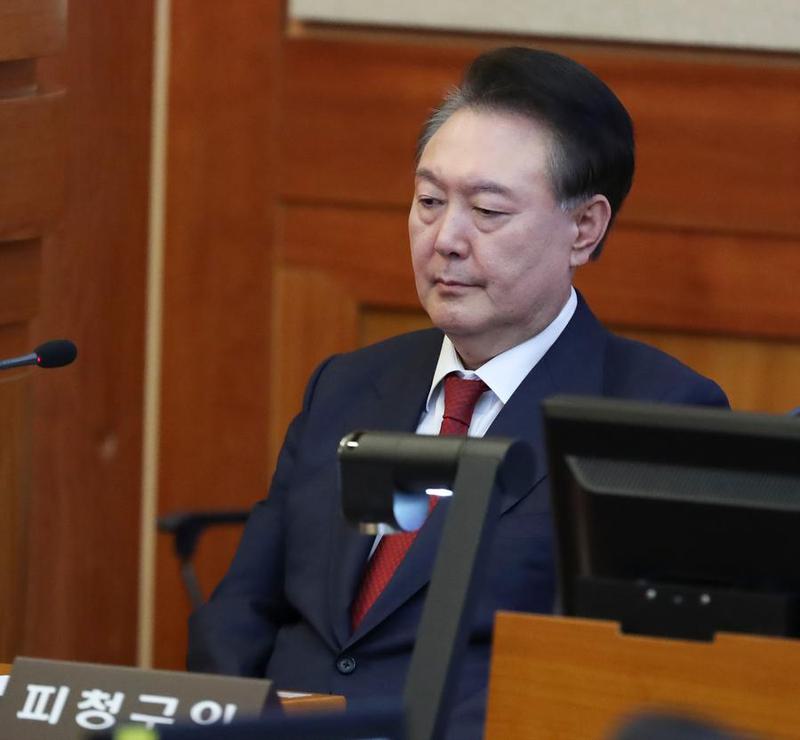 Yoon mengumumkan darurat militer