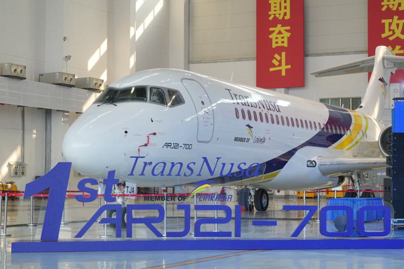 pesawat jet penumpang buatan