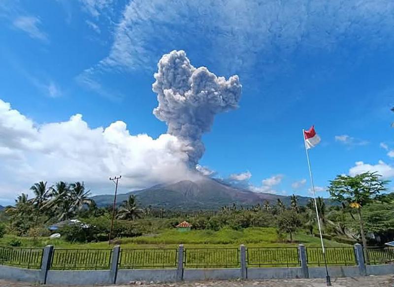Gunung Lewotobi di Provinsi