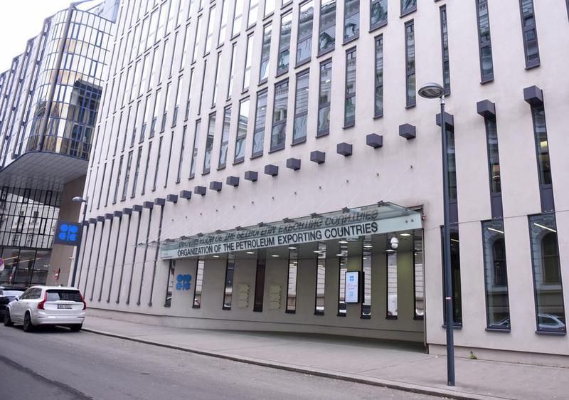 Grafik OPEC tingkatkan produksi minyak November 2025